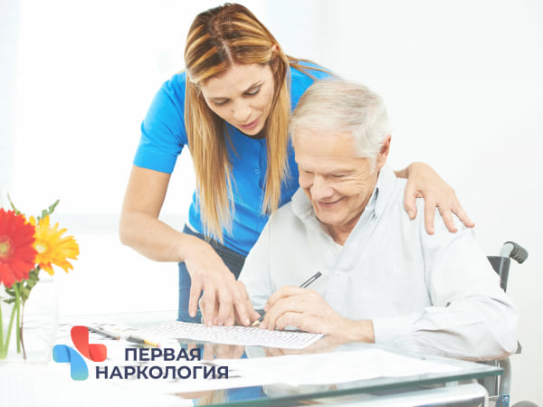 Врач помогает пациенту